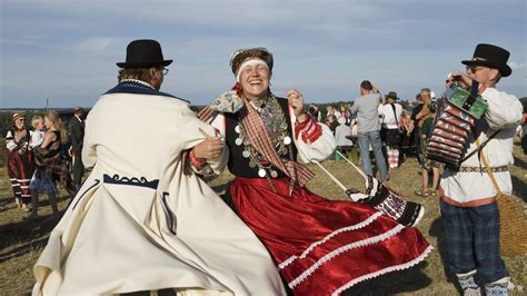 Dressing traditionally - folk costumes in Estonia | Visit Estonia