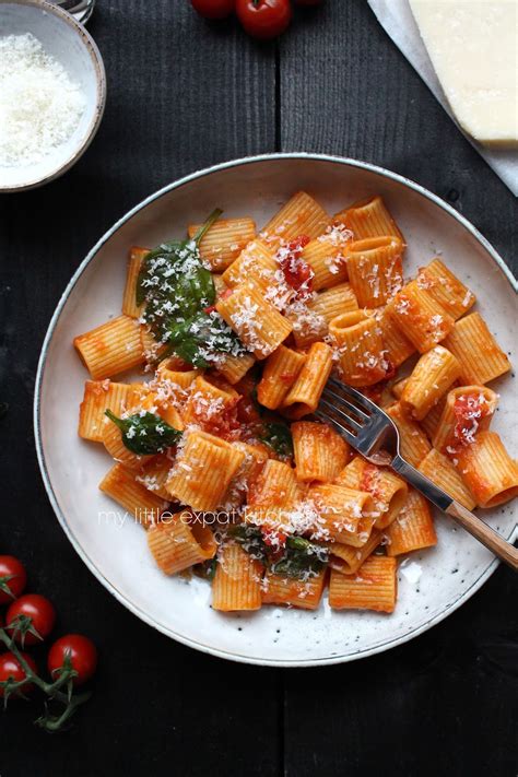 My Little Expat Kitchen: Rigatoni with a rich cherry tomato sauce and spinach