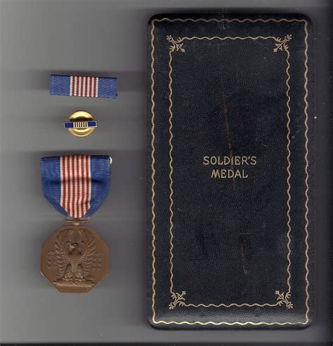 WWII Soldiers medal for Valor in case with ribbon bar and lapel pin