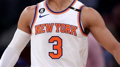 Why is there a No. 19 ribbon on Knicks jersey? New York honors recently ...