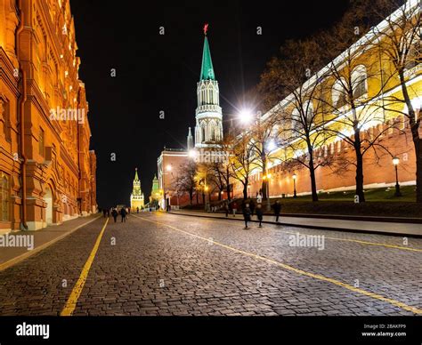 view of Kremlin Passage in Moscow city at night Stock Photo - Alamy