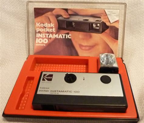 VINTAGE 1960’s KODAK INSTAMATIC 100 CAMERA with CASE