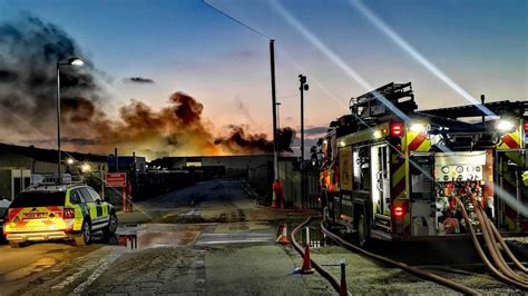 Doncaster fire: Crews tackle blaze at recycling plant - BBC News