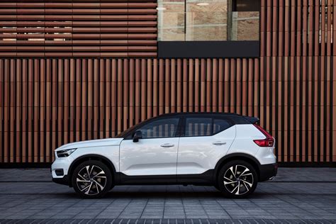 New Volvo XC40 T5 R-Design Crystal White Exterior Design - Volvo Cars ...