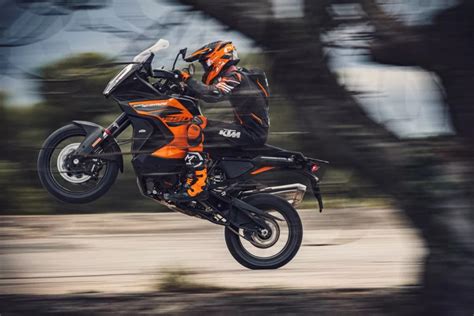 2021 KTM 1290 Super Adventure S beats BMW R 1250 GS - Scenic