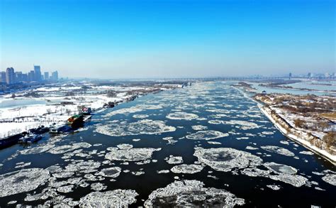 english news 英语新闻-Ice forms on Songhua River as temperatures drop