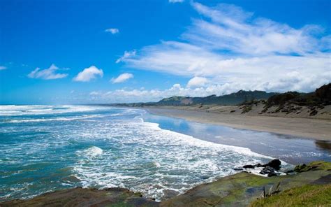 Name released after body washes up on Muriwai | Radio New Zealand News