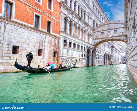 Traditional Gondola and the Famous Bridge of Sighs in Venice Editorial ...