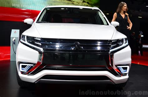 Mitsubishi Outlander PHEV Concept-S - Paris Live