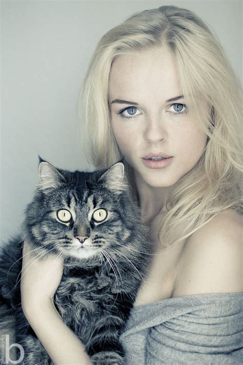 the model an her cat | Cats, Animal photoshoot, Portrait