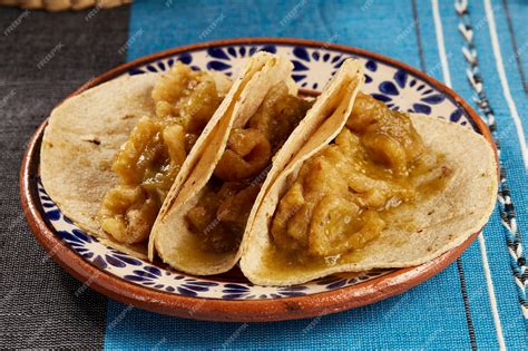 Tacos de chicharron und salsa verde comida tipica mexicana mit tortillas de maiz | Premium-Foto