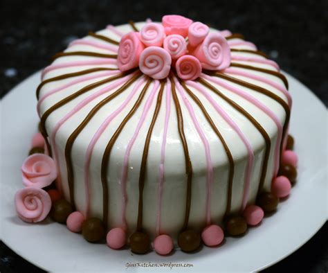 Fondant Cake with Strawberry Filling | GinsKitchen