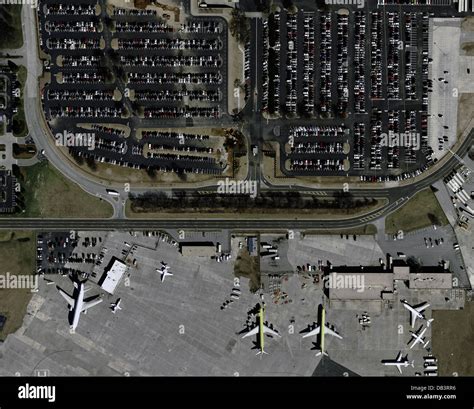 aerial photograph of a full airport parking lot Stock Photo - Alamy