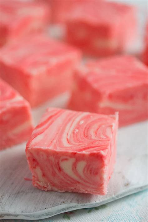 Strawberry Fudge Recipe with Marshmallow Fluff | Marshmallow fluff recipes, Strawberry fudge ...