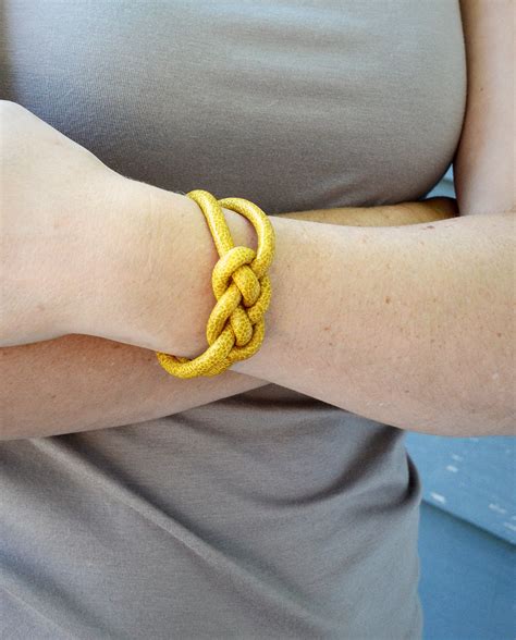 How To Tie A Bracelet Knot