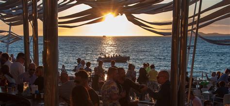 Disfruta de una emblemática puesta de sol en Ibiza desde las terrazas de Café del Mar, un lugar ...