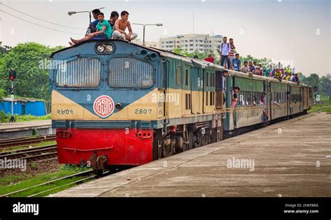 Bangladesh Railway Local train in Cantonment railway station Stock Photo - Alamy