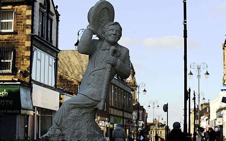 Comedian Ernie Wise's statue unveiled in Leeds - Telegraph