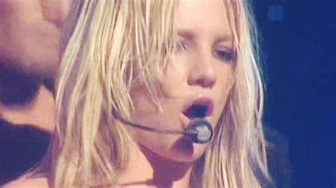 Britney Spears - Oops! I Did It Again (Live From London 2000) - YouTube