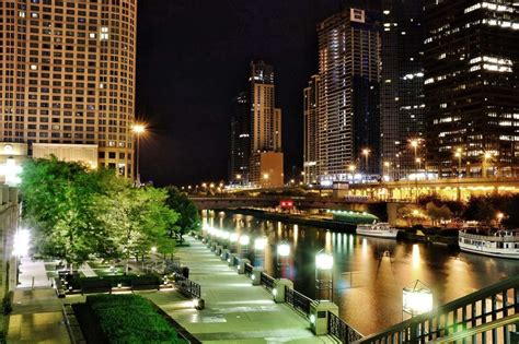A Complete Guide to the Chicago Riverwalk | UrbanMatter