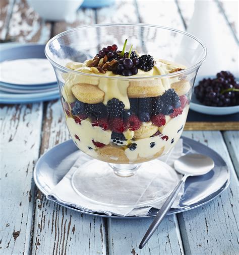 Very Berry Trifle - lyndeymilan.com