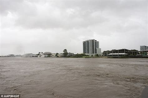 Residents in Mackay urged to evacuate after Cyclone Debbie | Daily Mail Online