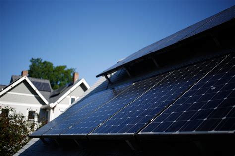 Rooftop Solar Dims Under Pressure From Utility Lobbyists - The New York Times