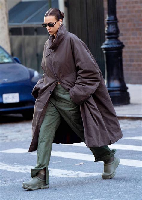 Irina Shayk Wore the Unexpected New $80 Uggs That Will Sell Out by March | Rain boot outfit ...