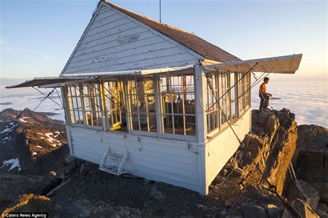 The Three Fingers lookout hut overlooking Washington mountain range | Daily Mail Online