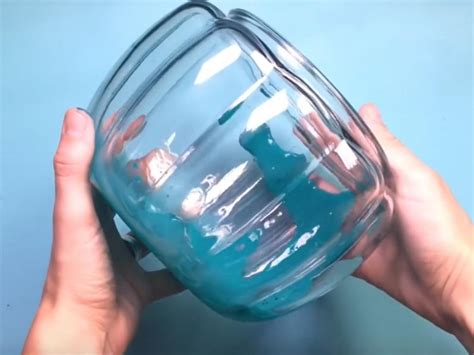 En versant du colorant alimentaire dans un vase en verre, elle le transforme complètement en 30 ...