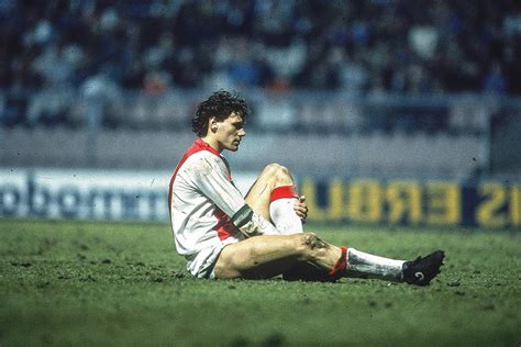 Marco van Basten: een perfectionist die zichzelf niet begreep - Voetbal International