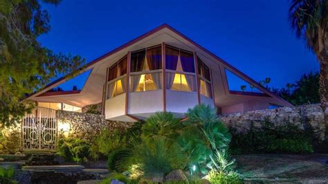 Elvis Presley's Palm Springs honeymoon home has lingered on market for years | Fox News