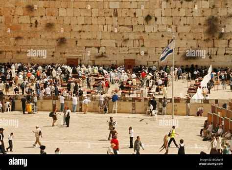 Prayers notes in wailing wall jerusalem hi-res stock photography and images - Alamy