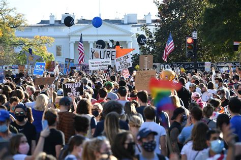 Jeering crowd greets, taunts defeated Trump arriving at White House