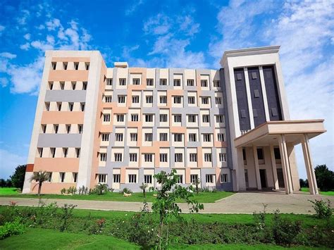 VIT Bhopal Reviews & Rating - Student, Faculty, Hostel, Placements, Campus