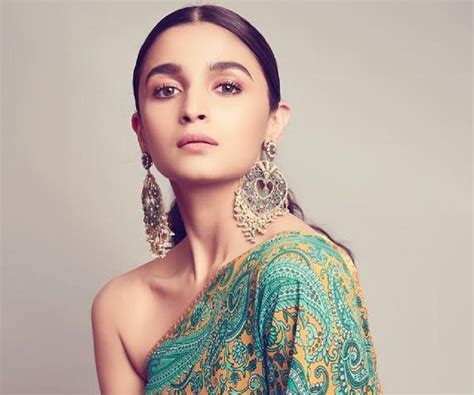 Alia Bhatt Biography - Facts, Childhood, Family Life & Achievements