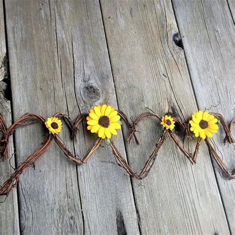 18 Fantastic Sunflower Garland Ideas You Can Add To Your Seasonal Décor