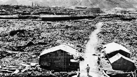 Japan remembers Nagasaki atomic bomb, 70 years on - BBC News