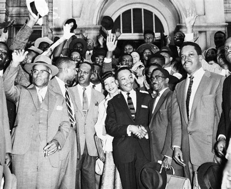 Dr. King and supporters | Martin luther king jr, Martin luther king ...