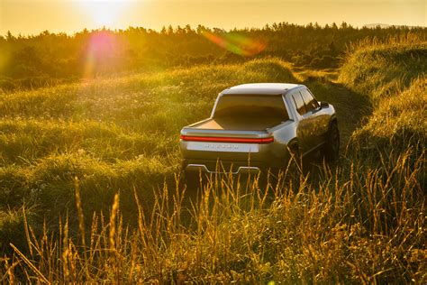 Rivian R1T Unveiled, is a Futuristic All-Electric Truck with a 400-Mile Range - TechEBlog