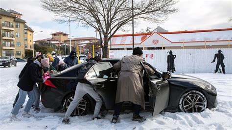 Winter Storm Barrels Across Huge Band of U.S. - The New York Times