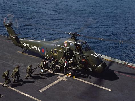 Marines pile into Westland Wessex HU5 XT468 of 848 NAS aboard HMS Bulwark (R08) | Fly navy, Navy ...