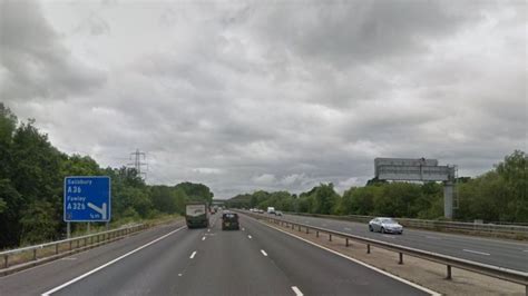 M27 crash: Pedestrian hit by lorry on motorway dies - BBC News