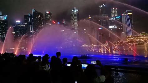 Singapore's mesmerizing musical fountain - YouTube