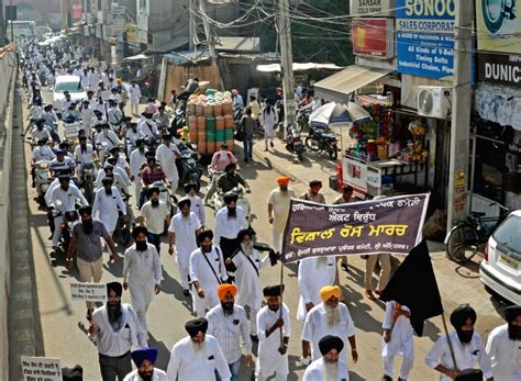 Shiromani Gurdwara Parbandhak Committee members protest