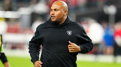 Antonio Pierce Had Savage Halftime Message for Raiders During Rout vs. Chargers