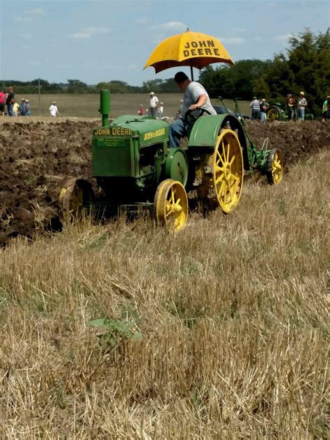 Posting old tractors. Plowing with my 1929 D : r/farming