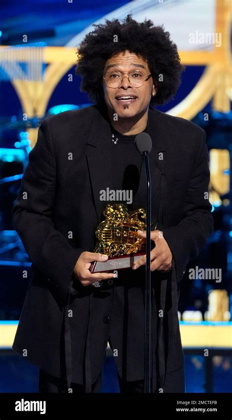 Maxwell accepts the Living Legend Award at the Soul Train Music Awards ...