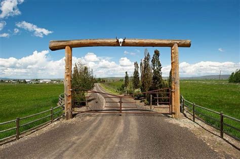 driveway entry | Farm gate entrance, Driveway entrance landscaping ...