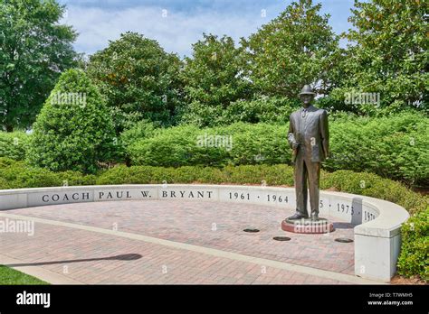 Paul bryant statue hi-res stock photography and images - Alamy